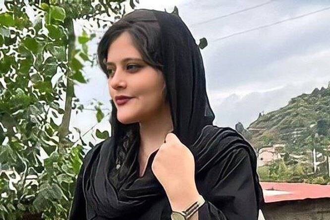 В Иране вспыхнули массовые протесты после того, как 22-летняя девушка умерла в результате жесткого задержания за неправильное ношение хиджаба