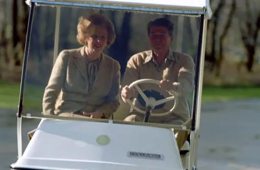 40-й президент США Рональд Рейган и премьер-министр Соединенного Королевства Маргарет Тэтчер в Кэмп-Дэвиде едут на гольф-каре в Аспен-Лодж