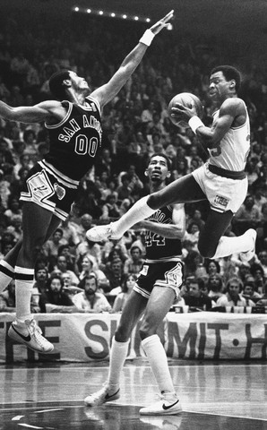 Первые кроссовки Nike Blazer на баскетболисте Джордже Гервине