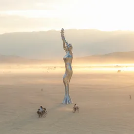 Женщина родила дочь на фестивале Burning Man. Она не знала, что беременна