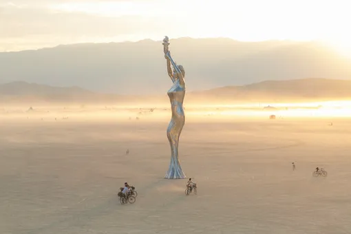 Женщина родила дочь на фестивале Burning Man. Она не знала, что беременна Женщина родила дочь на фестивале Burning Man. Она не знала, что беременна