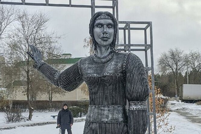 Ставший мемом памятник Аленке продадут на аукционе. Стартовая цена — миллион рублей Ставший мемом памятник Аленке продадут на аукционе. Стартовая цена — миллион рублей