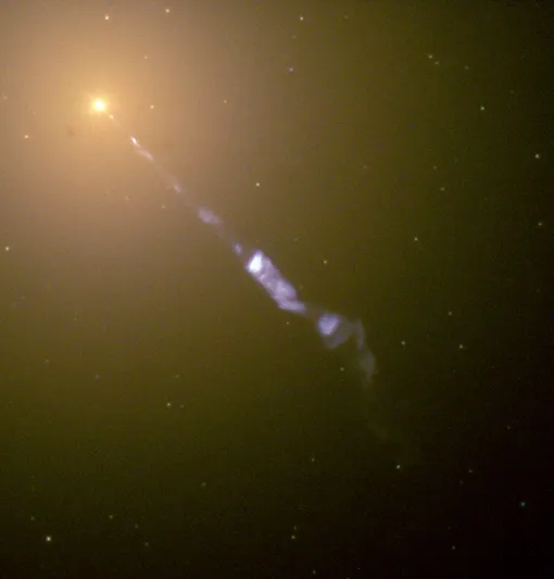 Струя плазмы от сверхмассивной черной дыры в галактике М87, снимок космчиеского телескопа «Хаббл»