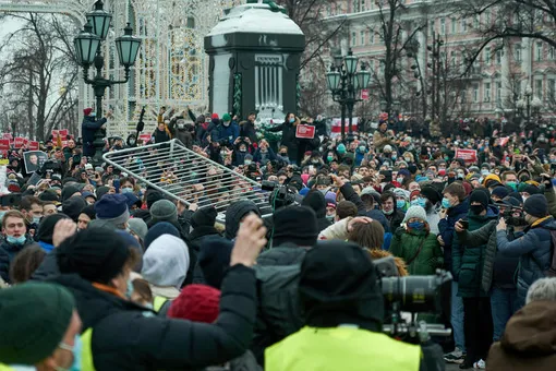 Олега Навального, Любовь Соболь и Марию Алехину задержали в качестве подозреваемых по уголовному делу о нарушении санитарных норм во время митинга