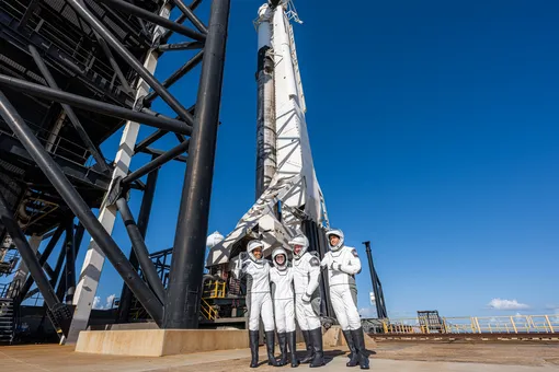 SpaceX вывела на орбиту корабль с первым в истории полностью гражданским экипажем