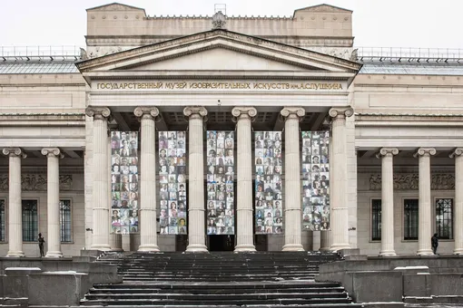 На фасаде Пушкинского музея разместили портреты его сотрудников, которые почти весь год работали через Zoom