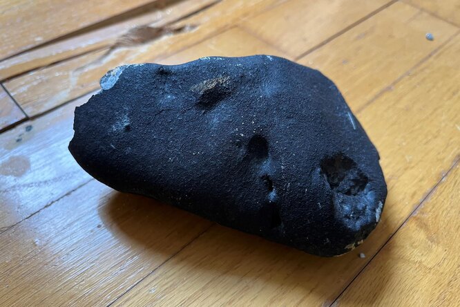 В США метеорит пробил крышу дома и упал в спальне. Его возраст оценивают в 4-5 млрд лет