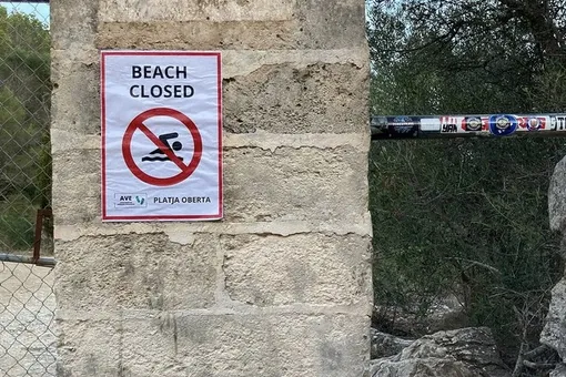 В Испании активисты развесили у пляжей фейковые предупреждения о запрете купания, чтобы отпугивать туристов