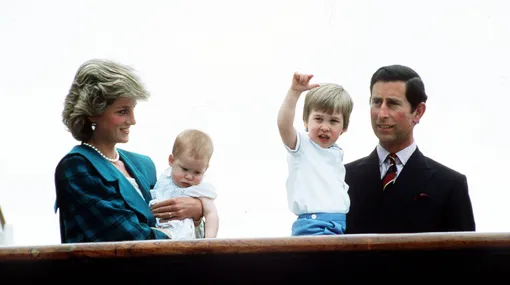 Принц Чарльз и принцесса Диана с сыновьями во время официального визита в Венецию, Италия, 1985.