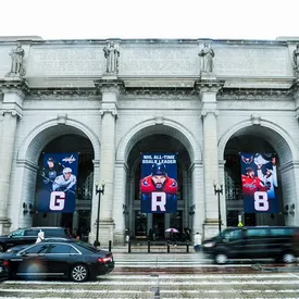 В Вашингтоне здание вокзала Union Station украсили плакатами с Александром Овечкиным