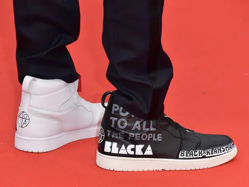 Черно-белые кроссовки-разнопарки с символикой фильма — метафора расового противостояния