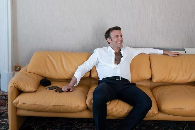 В соцсетях появился новый мем — расслабленный Эмманюэль Макрон на диване
