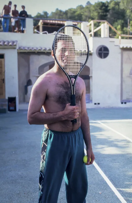 Фредди играет в теннис в отеле PikesБ Ибица, 28 мая 1987 года.