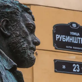 Квартиру Довлатова в Петербурге попытались продать за 200 млн рублей Квартиру Довлатова в Петербурге попытались продать за 200 млн рублей
