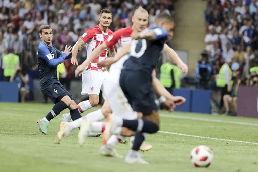 Нападающий мадридского «Атлетико» и сборной Франции Антуан Гризманн, признанный лучшим игроком финала, выполняет атаку