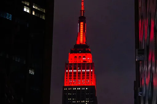 Из шпиля Empire State Building сделали сирену скорой помощи — в поддержку тех, кто борется с коронавирусом