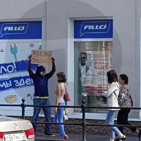 В Томске темнокожий мужчина вышел на одиночный пикет к магазину из-за акции «Топим по-черному: -50%»