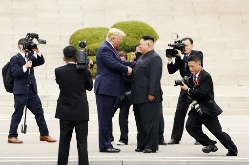 Лидеры США и КНДР Дональд Трамп и Ким Чен Ын провели встречу в демилитаризованной зоне на границе двух Корей. После обмена рукопожатиями Трамп по приглашению Ким Чен Ына пересек границу, став первым в истории действующим президентом США, оказавшимся на территории Северной Кореи.