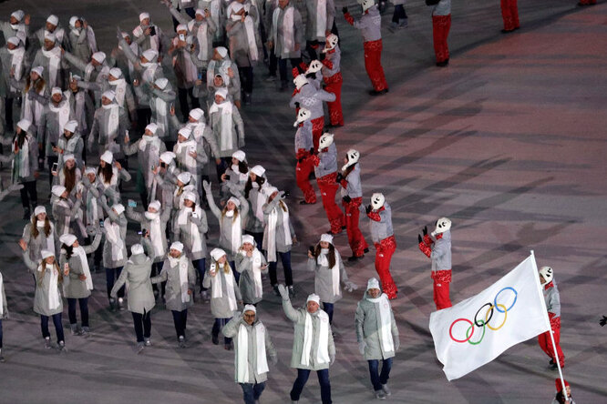 МОК не разрешил россиянам пройти под национальным флагом на церемонии закрытия Игр
