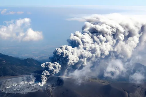 Видео дня: извержение вулкана Симмоэ в Японии