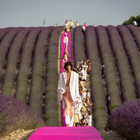 Jacquemus анонсировали совместный показ мужской и женской коллекций — он пройдет в секретном месте под Парижем Jacquemus анонсировали совместный показ мужской и женской коллекций — он пройдет в секретном месте под Парижем