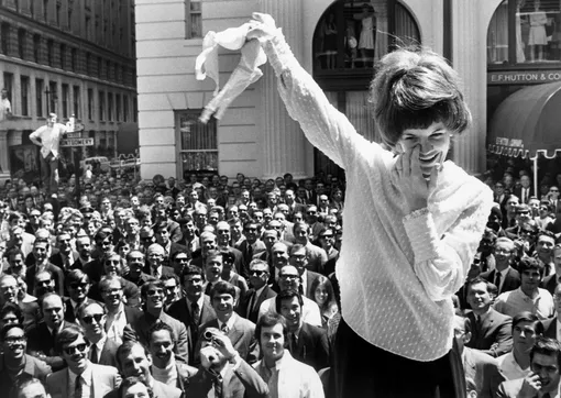 Женщина на демонстрации в Нью-Йорке выбрасывает лифчик, 1969