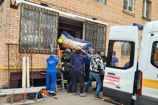 В Москве спасатели несколько часов вытаскивали из квартиры мужчину весом более 300 кг. Он десять лет не выходил из дома