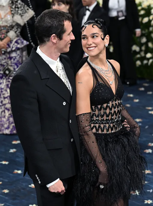 Дуа Липа и Каллум Тернер на Met Gala 2025 Дуа Липа и Каллум Тернер на Met Gala 2025