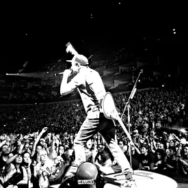 Linkin Park выложили в сеть документальный фильм к юбилею альбома A Thousand Suns. Он заканчивается монологом Честера Беннингтона Linkin Park выложили в сеть документальный фильм к юбилею альбома A Thousand Suns. Он заканчивается монологом Честера Беннингтона