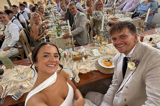 Молодожены из Англии сыграли свадьбу в заповеднике для животных, где они впервые встретились и обручились Молодожены из Англии сыграли свадьбу в заповеднике для животных, где они впервые встретились и обручились