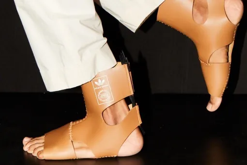 Дизайнер Крейг Грин и adidas показали сандалии, похожие на ортопедический бандаж