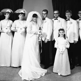 Семейная пара получила фотографии со свадьбы спустя 56 лет после церемонии. Тогда они не смогли выкупить снимки из-за нехватки денег
