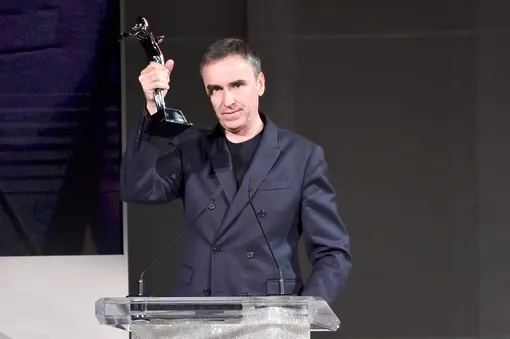 Раф Симонс — лауреат премии CFDA 2018 в номинации «Дизайнер года» (женская одежда)