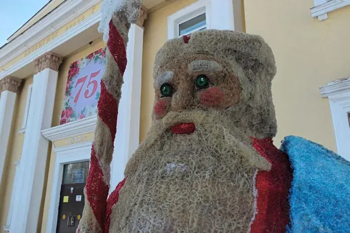 В городе Артеме установили скульптуры Деда Мороза и Снегурочки, напугавшие жителей. Власти города уточнили, что объекты еще и светятся в темноте