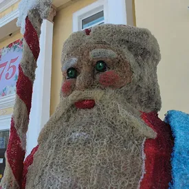 В городе Артеме установили скульптуры Деда Мороза и Снегурочки, напугавшие жителей. Власти города уточнили, что объекты еще и светятся в темноте