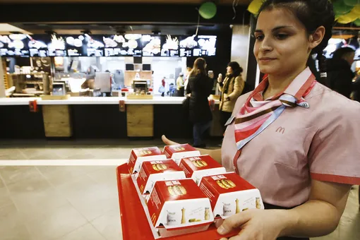 McDonaldʼs введет обслуживание столиков в своих заведениях по всей России