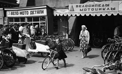 Всеволод Тарасевич. Женщина и девочка с велосипедом. 1958.