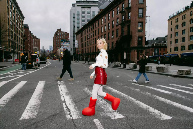 Красные мультяшные ботинки MSCHF Big Red Boots стали мемом. В соцсетях  обсуждают тренд на нелепую обувь и примеряют ее на звезд и персонажей  мультфильмов