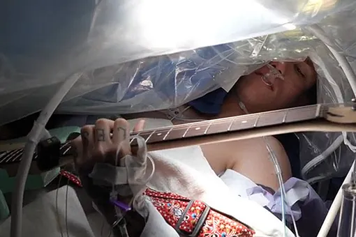 Музыкант взял гитару в больницу. Он играл на инструменте, пока ему делали операцию на мозге