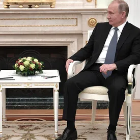 Макрон потребовал у Путина провести прозрачное расследование отравления Навального. Франция настаивает, что оппозиционер стал жертвой «Новичка»