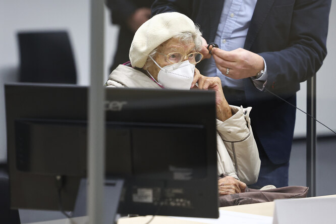 В Германии к 2 годам условно приговорили 97-летнюю бывшую сотрудницу нацистского концлагеря