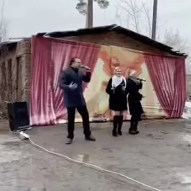 «Почему не спеть, я не человек, что ли»: депутат Госдумы выступил на 50-летии дома в городе Реж. От зрителей его отделяла огромная лужа
