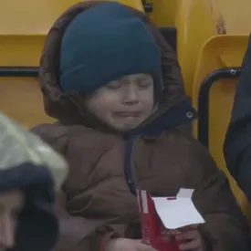 4-летний мальчик заплакал, когда отец стащил у него наггетс на футболе. Ребенка сделали дегустатором наггетсов Aldi