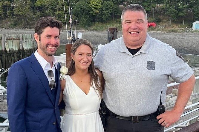В Бостоне сотрудник водной полиции спас свадьбу — отвез застрявшего на материке жениха к месту бракосочетания