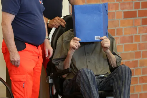 В Германии суд приговорил 101-летнего бывшего охранника концлагеря к 5 годам тюрьмы. Это самый старый осужденный по подобному делу В Германии суд приговорил 101-летнего бывшего охранника концлагеря к 5 годам тюрьмы. Это самый старый осужденный по подобному делу