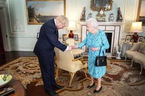 Королева Великобритании Елизавета II принимает лидера Консервативной партии Бориса Джонсона