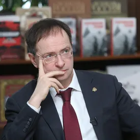 Минпросвещения одобрило учебники по истории под редакцией Владимира Мединского. Выход первого тиража намечен на эту весну