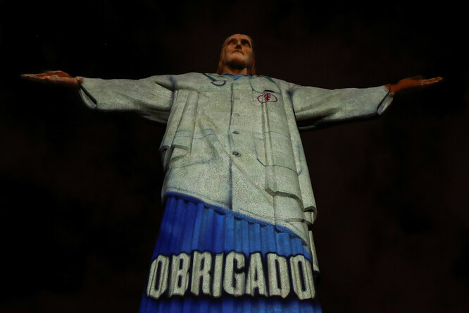 В поддержку врачей на статую Христа-Искупителя в Рио-де-Жанейро спроецировали медицинский халат.