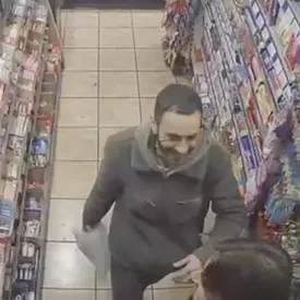 В Лондоне мужчина случайно встретил в магазине своего отца, которого искал более 20 лет