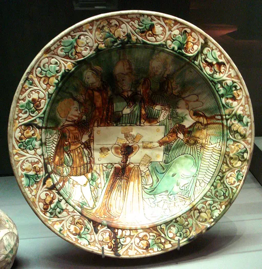 Итальянская тарелка середины XV века с изображением игры в карты